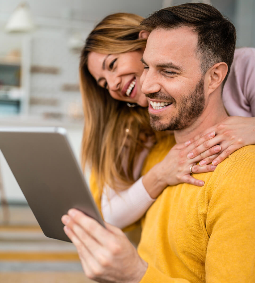 Una pareja feliz usando Internet de alta velocidad en una tableta