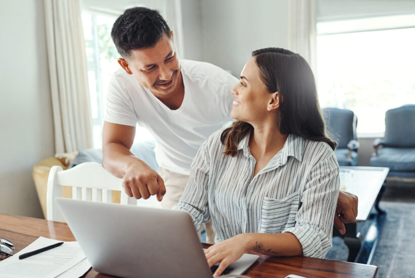 Man and woman enjoying high speed wireless internet service in Amarillo TX